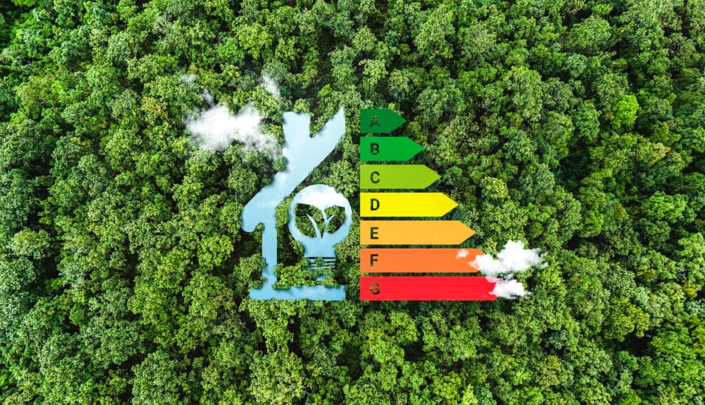 Efficacité Énergétique Maison et Nature : Classement A-G Vue aérienne d'une forêt luxuriante avec une icône de maison bleue intégrant une ampoule verte, à côté d'une échelle d'efficacité énergétique de A à G avec fumée.
